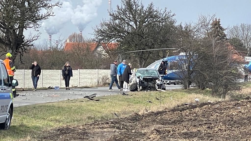 Mladá řidička nezvládla předjíždění na Mělnicku. Zasahoval vrtulník